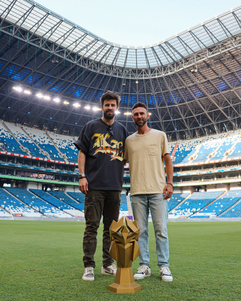 Gerard Piqué y Miguel Layún dejan el trofeo de la Kings World Cup en